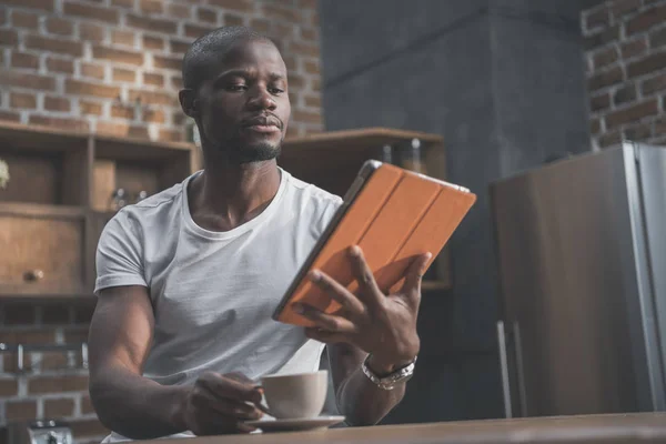 Hombre afroamericano usando tableta - foto de stock
