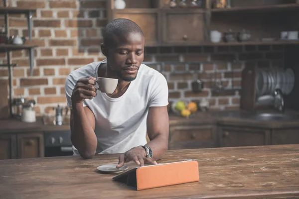 Homem afro-americano usando tablet — Fotografia de Stock