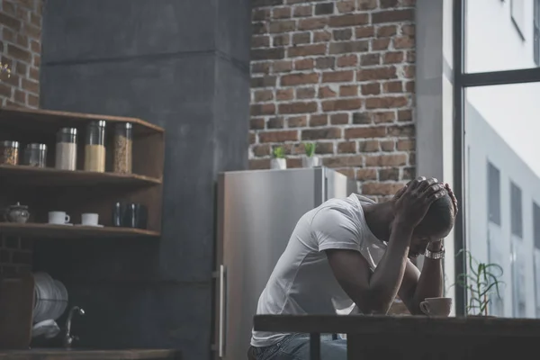 Uomo afroamericano con caffè — Foto stock