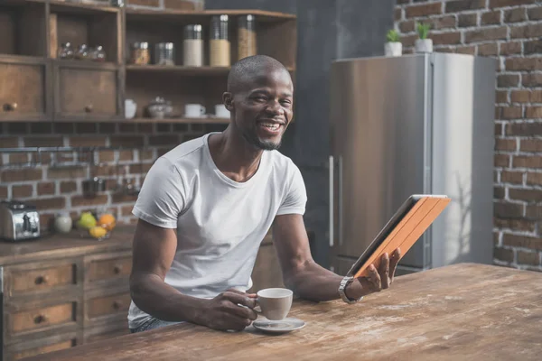 Homem afro-americano usando tablet — Fotografia de Stock