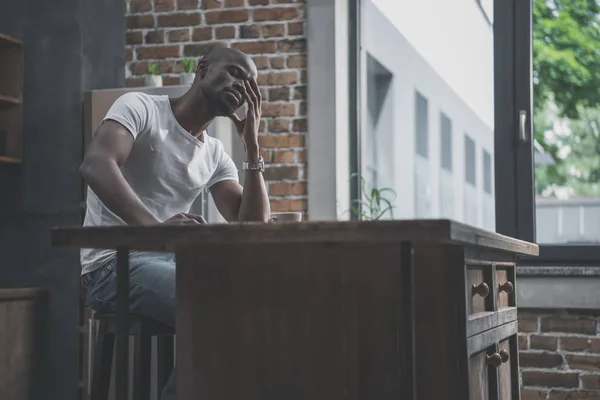 Homme afro-américain avec café — Photo de stock