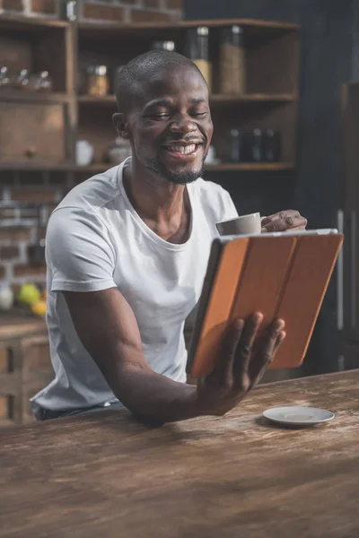 Hombre afroamericano usando tableta - foto de stock