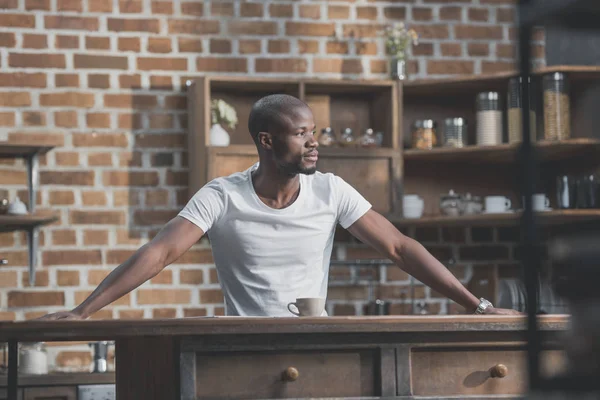 Homme afro-américain avec café — Photo de stock