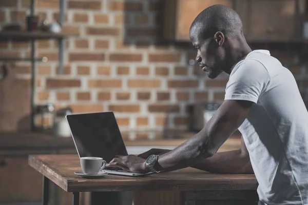 Homem americano africano usando laptop — Fotografia de Stock