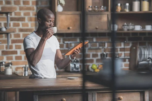 Homem afro-americano usando tablet — Fotografia de Stock