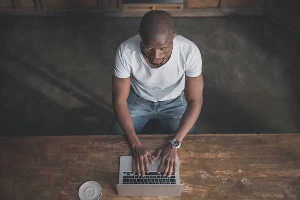 Afro-americano uomo utilizzando computer portatile — Foto stock