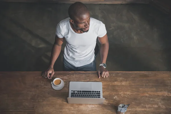 Africano americano con café y portátil - foto de stock