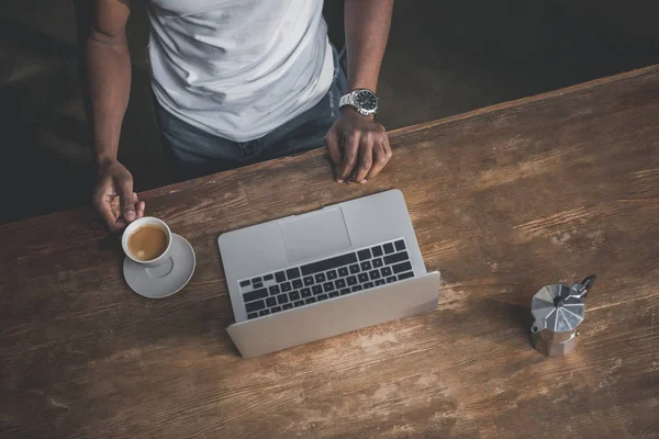 Afro-américain avec café et ordinateur portable — Photo de stock