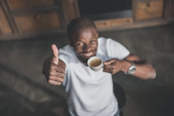 Африканский американец с кофе — стоковое фото