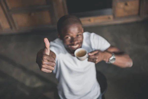 Hombre afroamericano con café - foto de stock