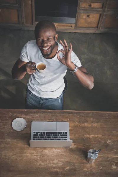 Afroamericano con caffè e laptop — Foto stock