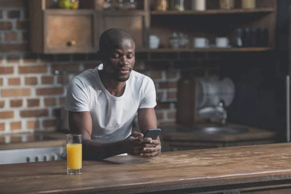 Uomo afroamericano utilizzando il telefono — Foto stock