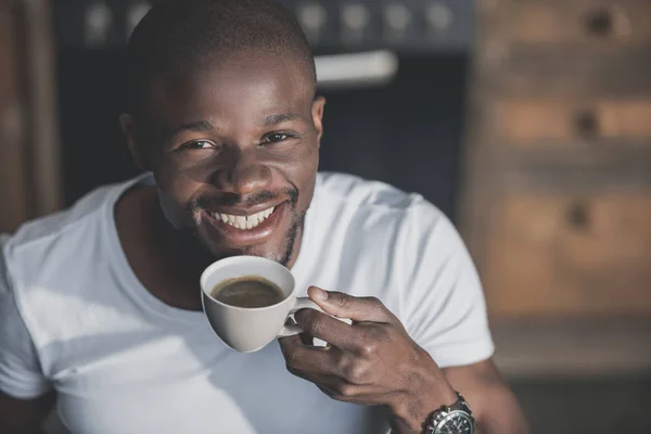 Hombre afroamericano con café - foto de stock