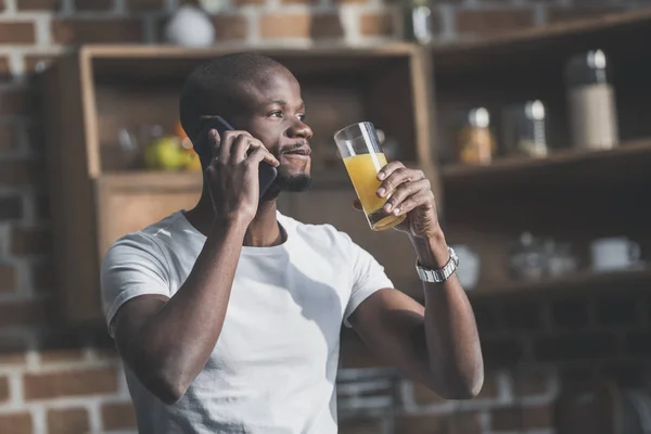 Afrikanischer Amerikaner telefoniert — Stockfoto