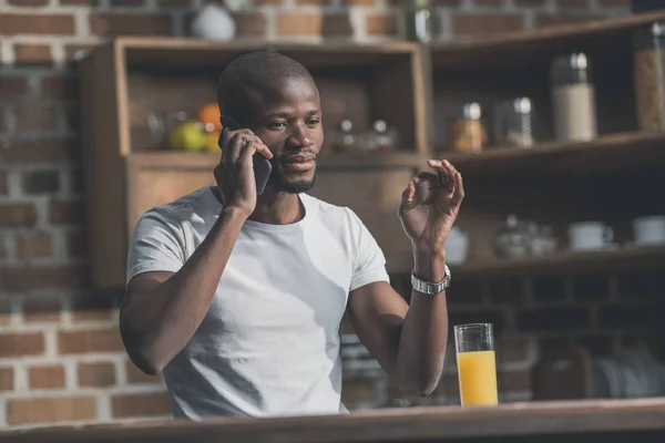 Afro-americano falando por telefone — Fotografia de Stock