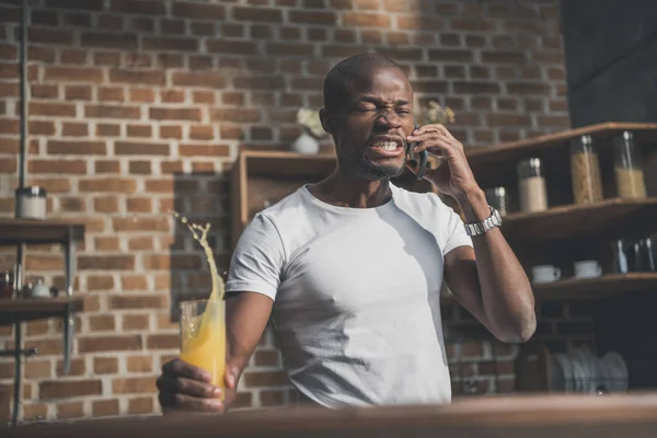 Afro-americano falando por telefone — Fotografia de Stock