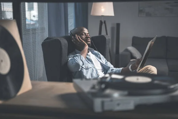 Man listening vinyl record — Stock Photo