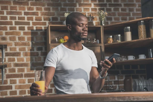 Afro-Américain utilisant le téléphone — Photo de stock