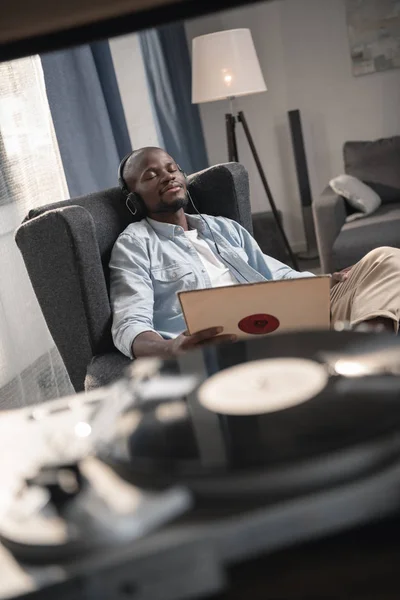 Homme écoutant disque vinyle — Photo de stock