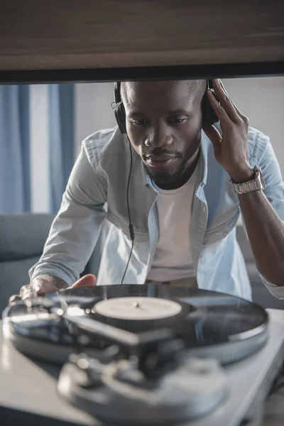 Homme écoutant disque vinyle — Photo de stock