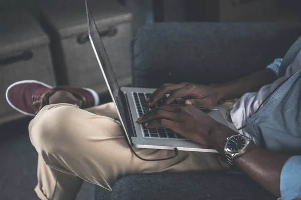 Homme utilisant un ordinateur portable à la maison — Photo de stock