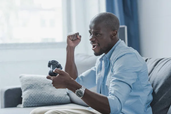 Afrikanisch-amerikanischer Mann spielt mit Steuerknüppel — Stockfoto