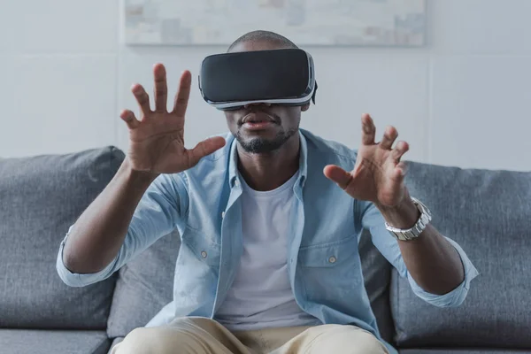 Uomo utilizzando cuffie realtà virtuale — Foto stock