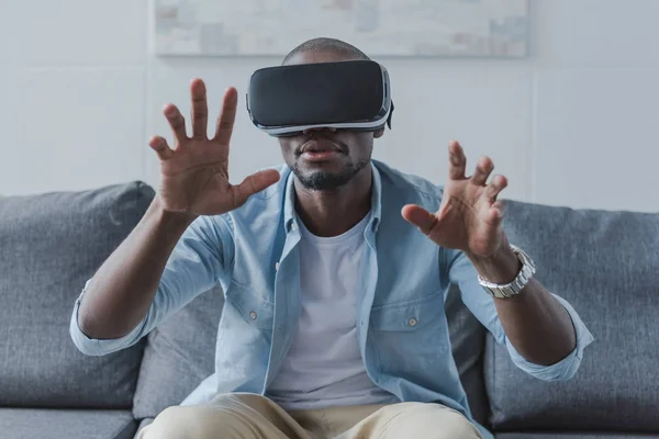 Homme utilisant casque de réalité virtuelle — Photo de stock