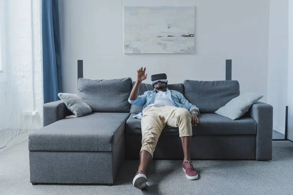 Hombre usando auriculares de realidad virtual - foto de stock