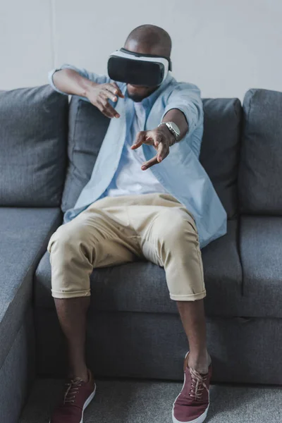 Homme utilisant casque de réalité virtuelle — Photo de stock