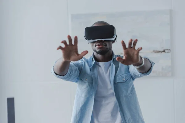 Man using virtual reality headset — Stock Photo