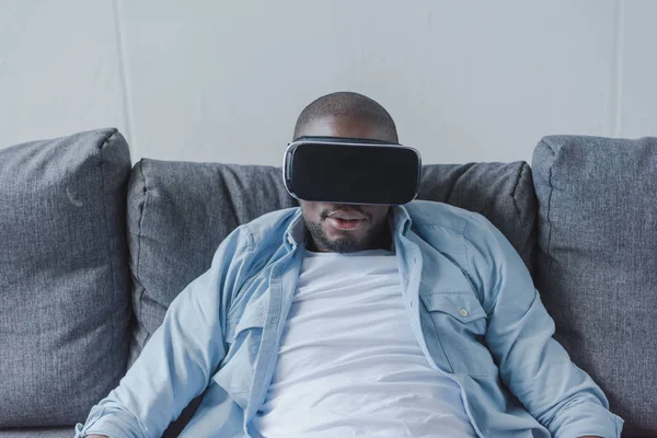 Homem usando fone de ouvido de realidade virtual — Fotografia de Stock