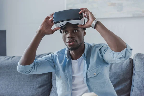 Homme utilisant casque de réalité virtuelle — Photo de stock