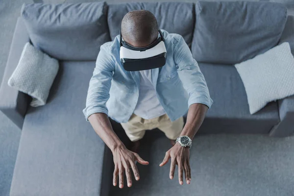 Homem usando fone de ouvido de realidade virtual — Fotografia de Stock