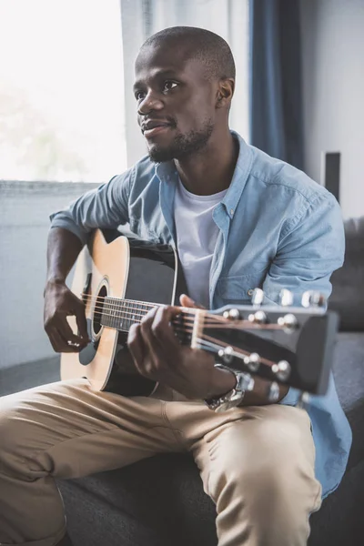 Homme afro-américain avec guitare — Photo de stock