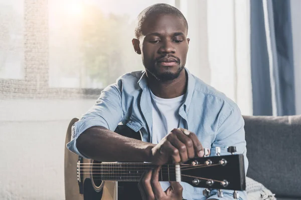 Афроамериканський чоловік з гітарою — стокове фото
