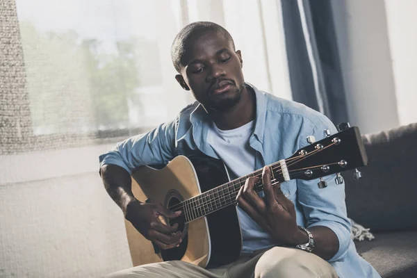 Africano americano homem com guitarra — Fotografia de Stock