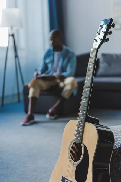 Homme afro-américain avec guitare — Photo de stock