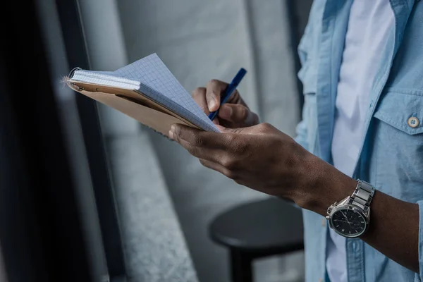 Afrikanischer Amerikaner schreibt Notizen — Stockfoto