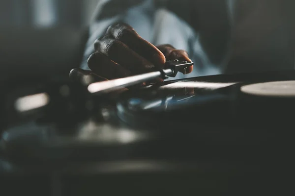 Hombre tocando vinilo - foto de stock