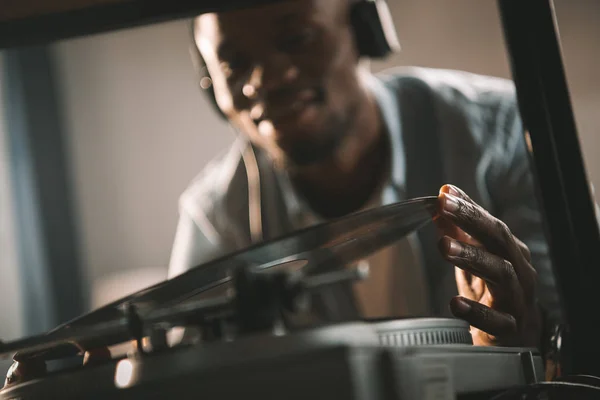 Man playing vinyl record — Stock Photo