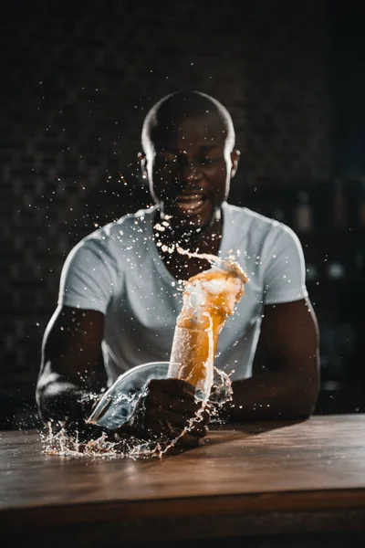 Homem americano africano derramou suco — Fotografia de Stock