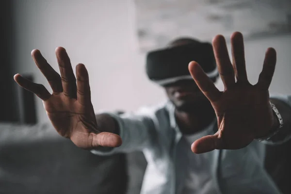 Hombre usando auriculares de realidad virtual - foto de stock