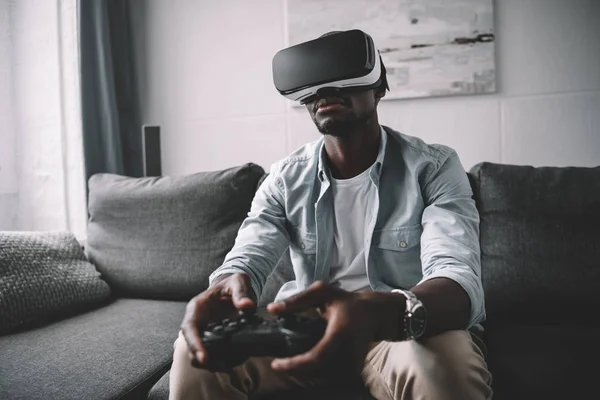 Afroamericano uomo utilizzando realtà virtuale auricolare — Foto stock