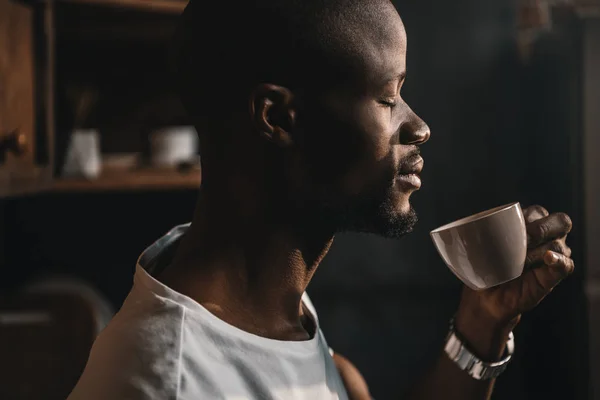 Homme afro-américain avec café — Photo de stock