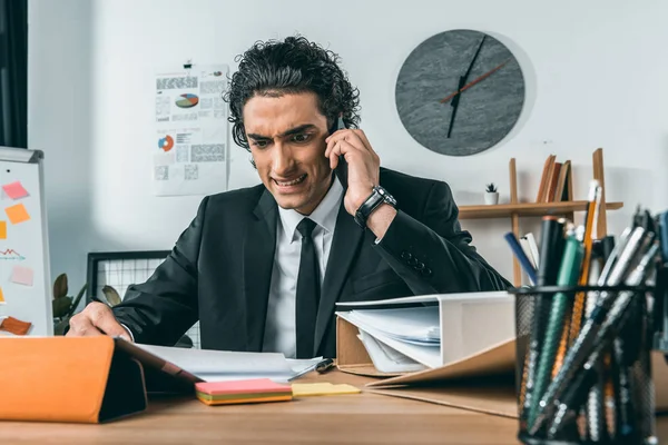 Empresário falando em Smartphone — Fotografia de Stock