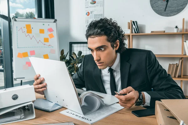 Geschäftsmann arbeitet mit Dokumenten — Stockfoto