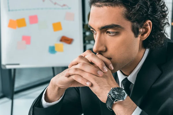 Homme d'affaires pensif au bureau — Photo de stock