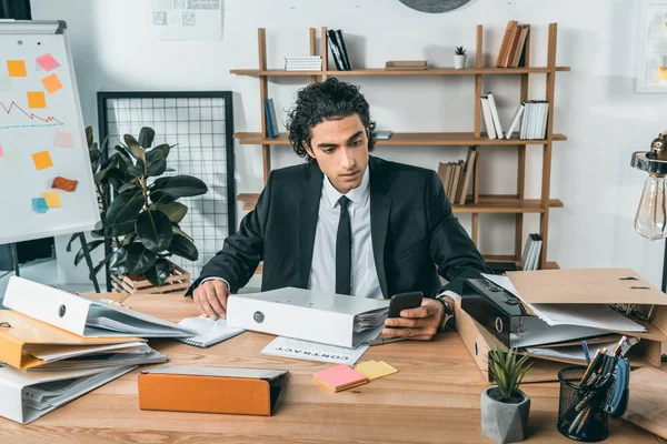 Homme d'affaires utilisant un smartphone — Photo de stock