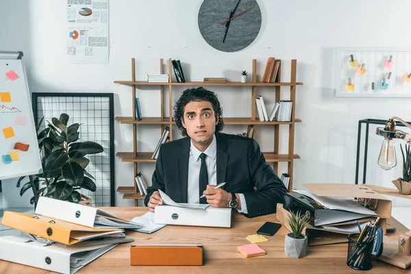 Homme d'affaires travaillant avec des documents — Photo de stock